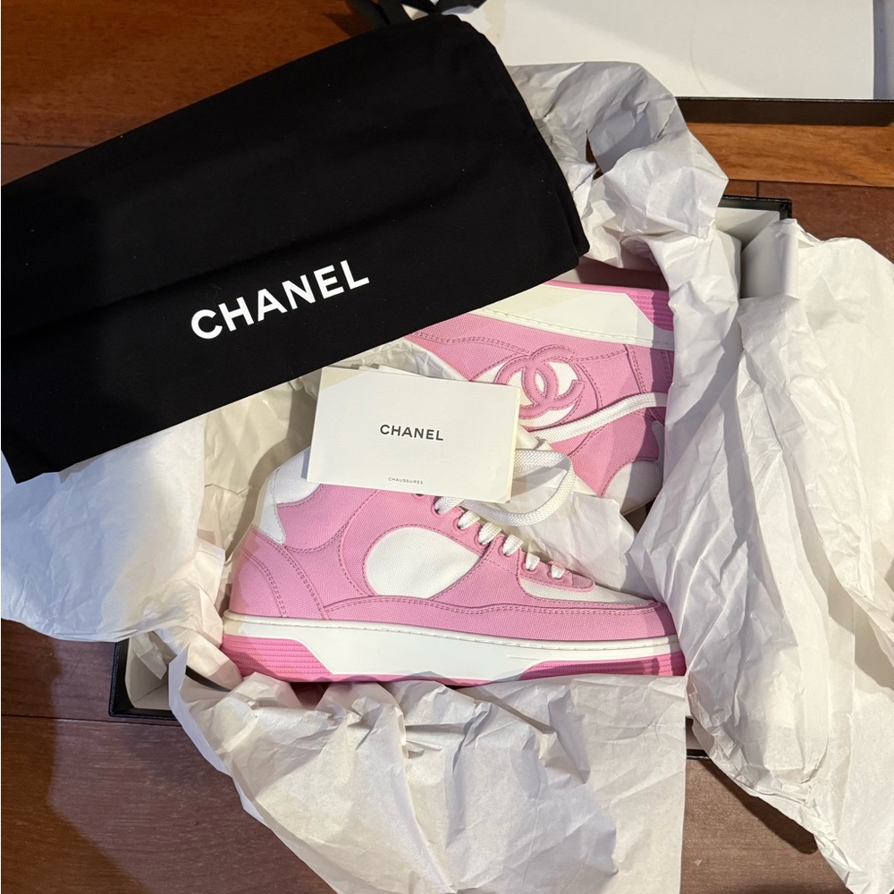 SOLD ! 🛑CHANEL PINK & WHITE HIGH TOP SNEAKERS. NIB SIZE 8.5 - Picture 11 of 14